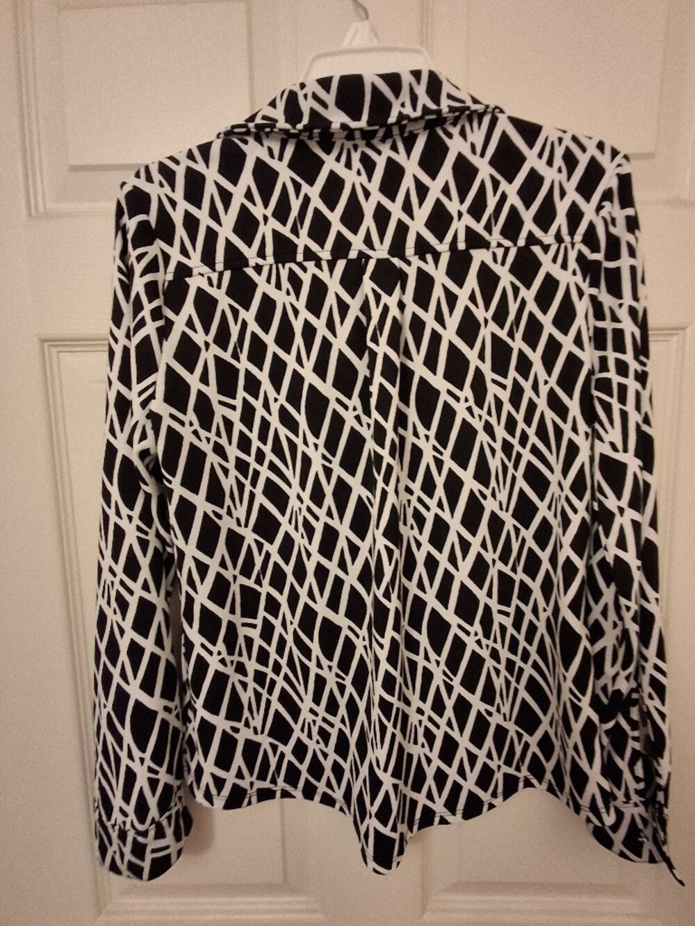 Liz Claiborne Black & White Button up Polyester Blouse - Size M - EUC - Picture 2 of 4
